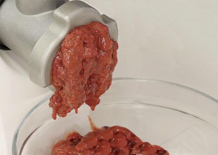 Измельчите печень. Фото сайта https://edatomy.ru