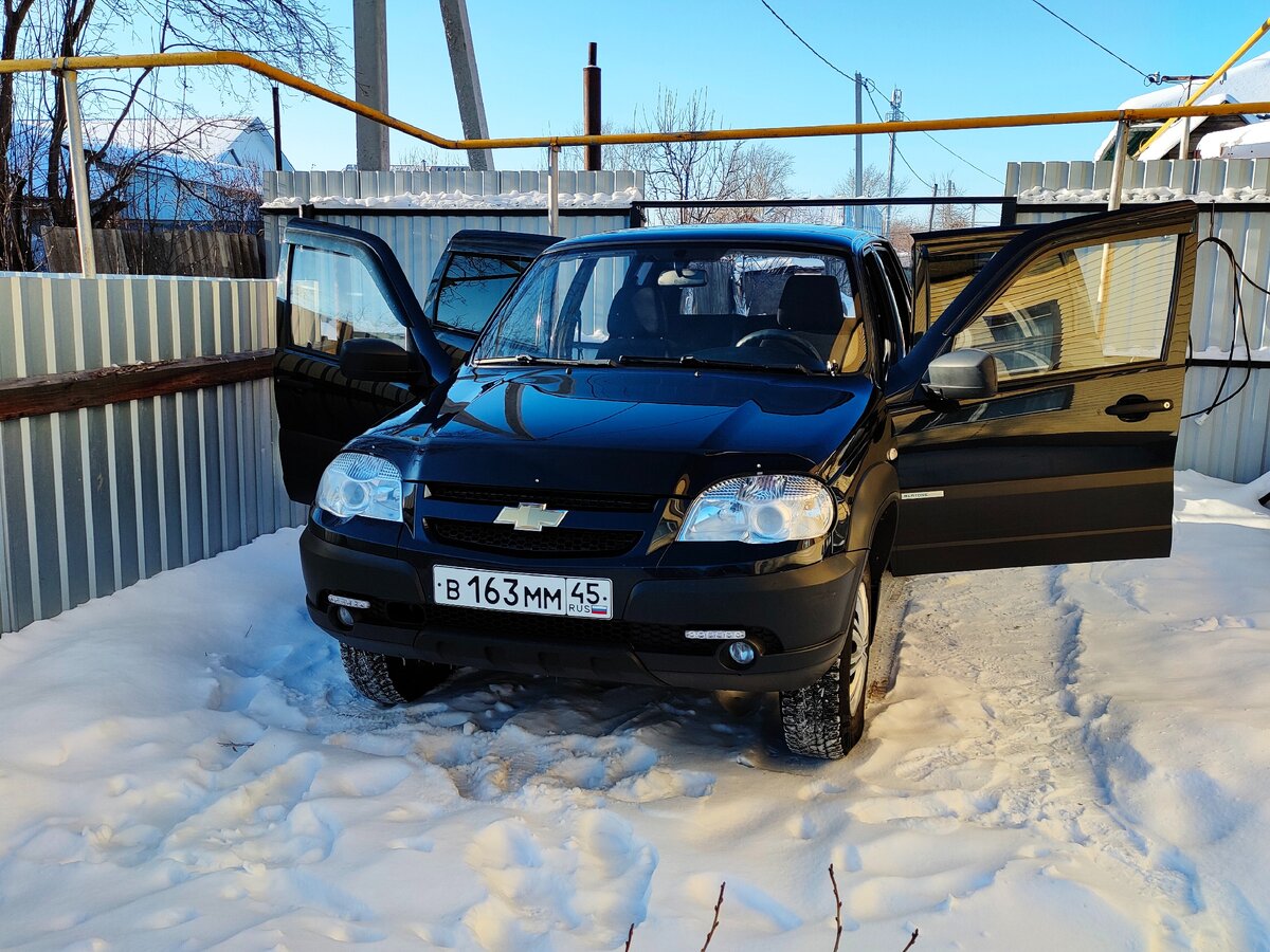 Chevrolet Niva с открытыми дверьми вид спереди. 