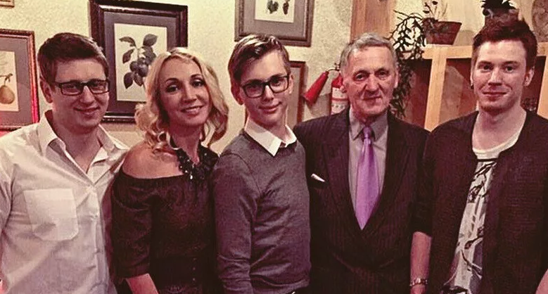 Вот он, слева. Пухленький теперь такой Фабиан)