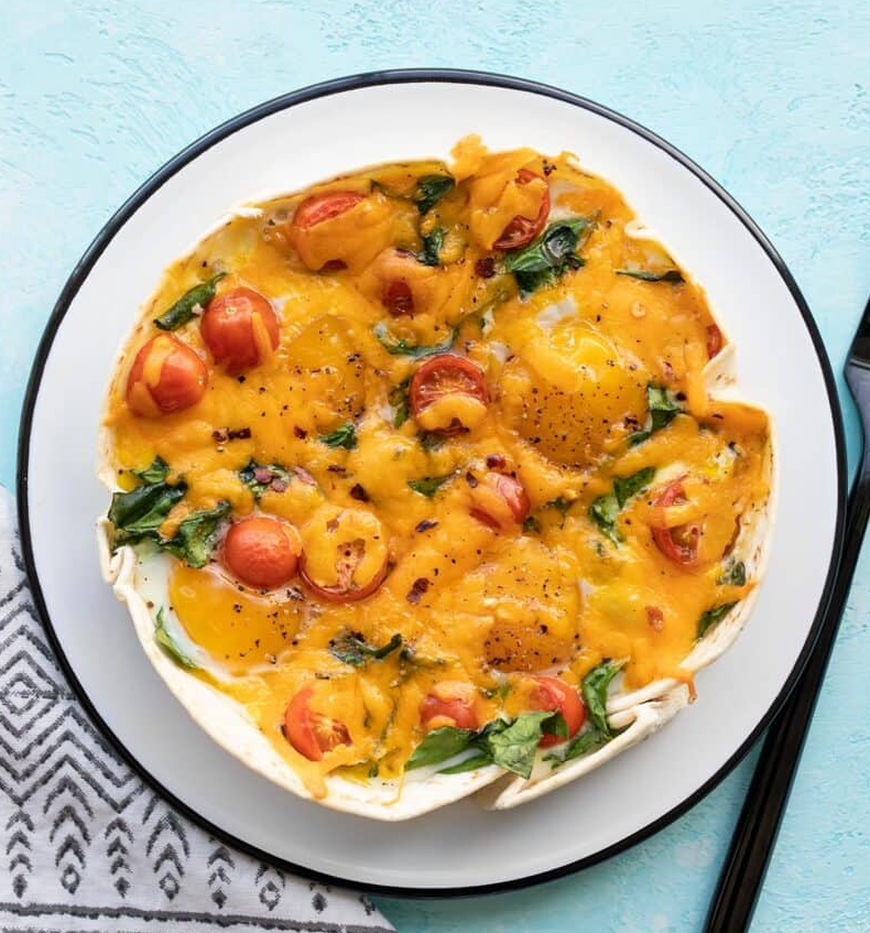 Вы можете бросить в эти запеченные яйца в тортилье любое мясо, овощи или сыр, чтобы создать собственное вкусное творение.