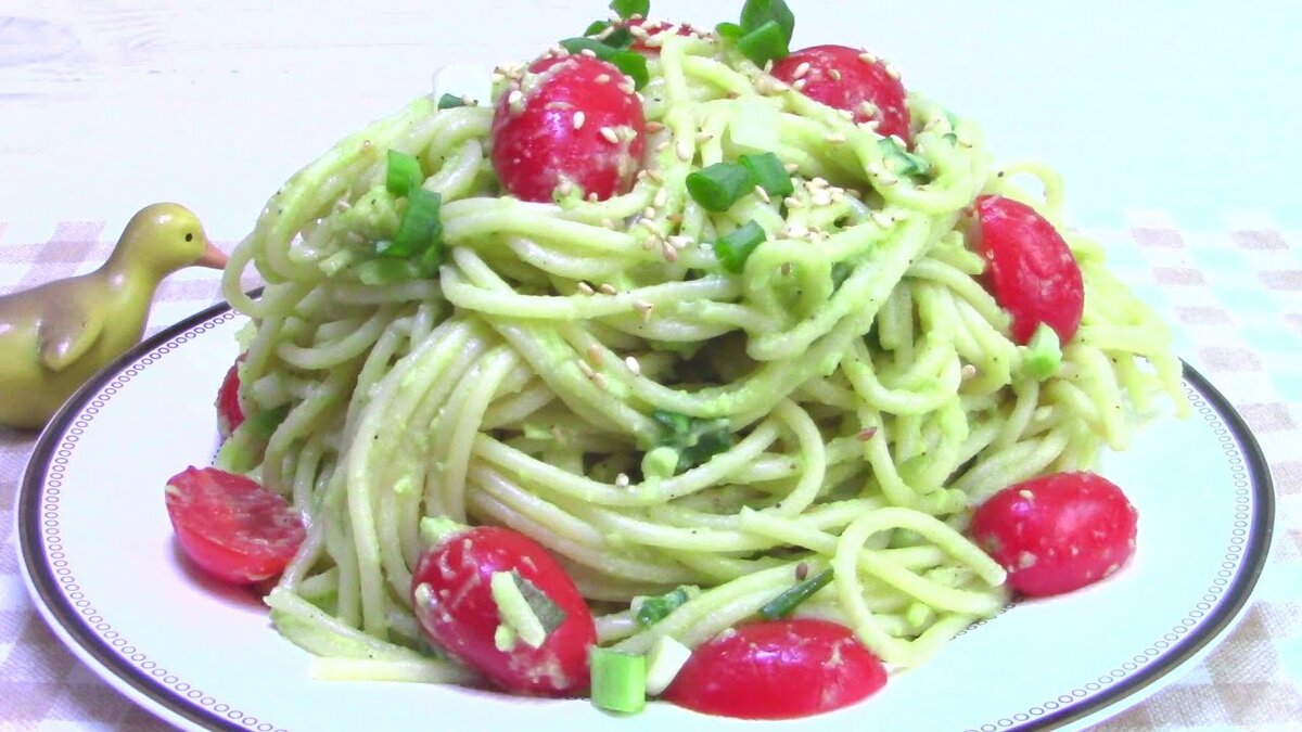 Здравствуйте дорогие подписчики и новые читатели! Предлагаю простой рецепт приготовления обеда за 15 минут. Паста с авокадо готовится просто и быстро. Получается очень  вкусно!