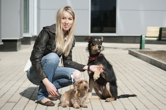 Александра и с их собаками. Источник фото: animalsprotectiontribune.ru