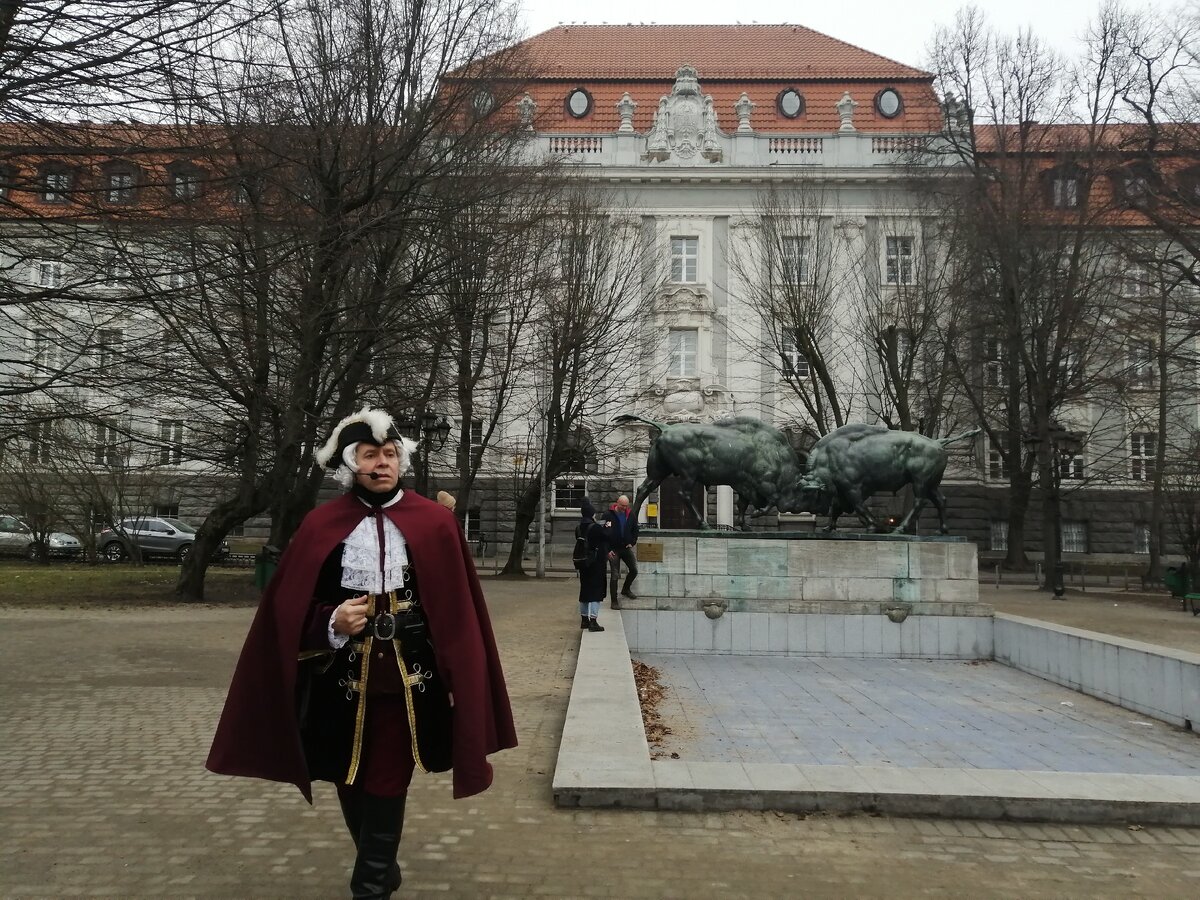 «Борющиеся зубры» — скульптурная композиция из двух больших фигур зубров работы немецкого скульптора Августа Гауля