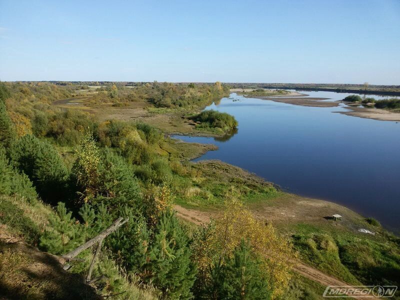 Вид с берега осенью.