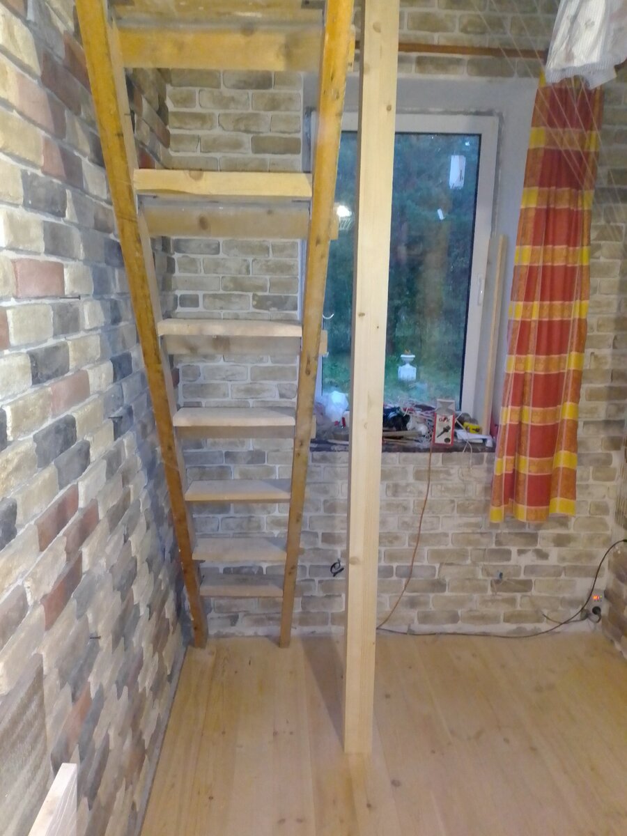 Установлен столб для крепления косоуров и лестничной площадки