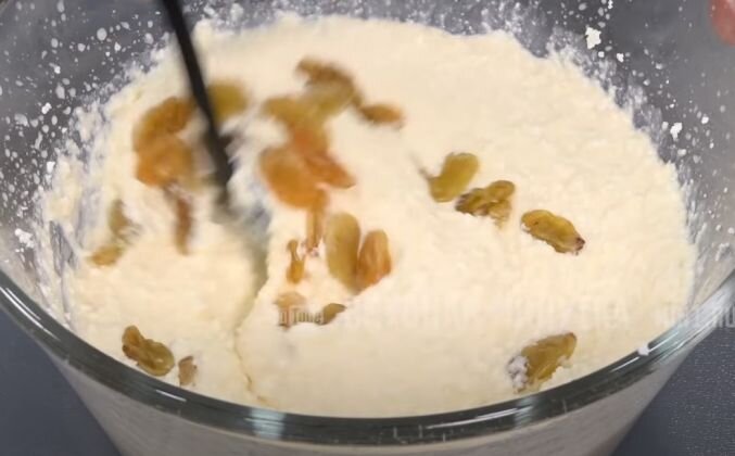 1.  Манную крупу заливаем молоком и смешиваем, даем отстояться 15 минут. В другую миску вливаем яйца, сахар, соль и ванилин, хорошо взбиваем, добавляем масло, опять взбиваем, добавляем творог, и перемешиваю с помощью миксера. Сверху наливаем нашу смесь из молока с манкой и добавляем изюм. Смешиваем.