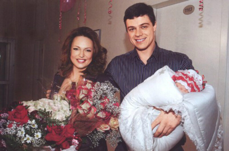 Фотография Аллы и Алексея с новорожденной.