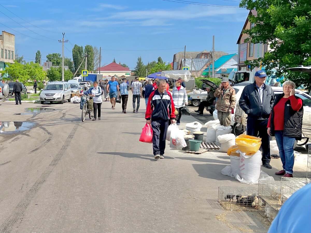 Так выглядит рынок. Для его работы перекрывается одна из улицДобавьте описание