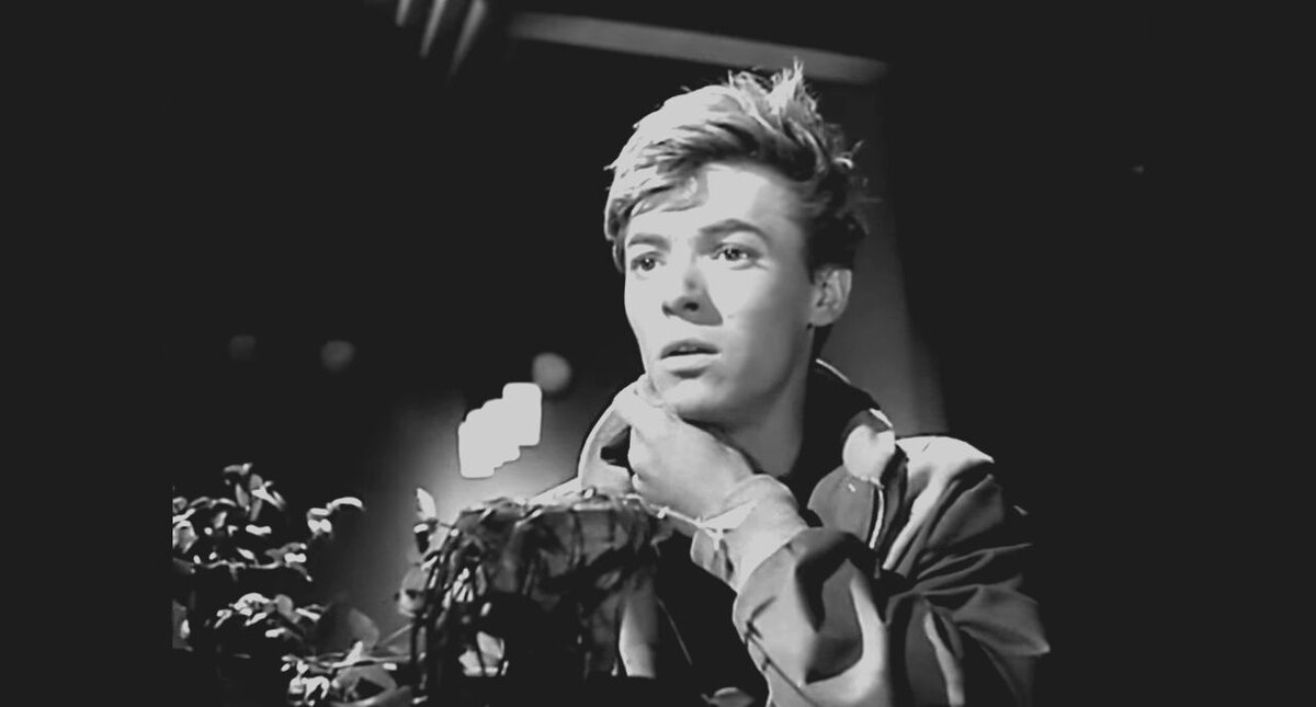 Кадр из кинофильма "Мой младший брат", 1962 г., режиссер Александр Зархи, сценаристы Василий Аксенов, Михаил Анчаров, Александр Зархи, композитор Микаэл Таривердиев (скриншот)