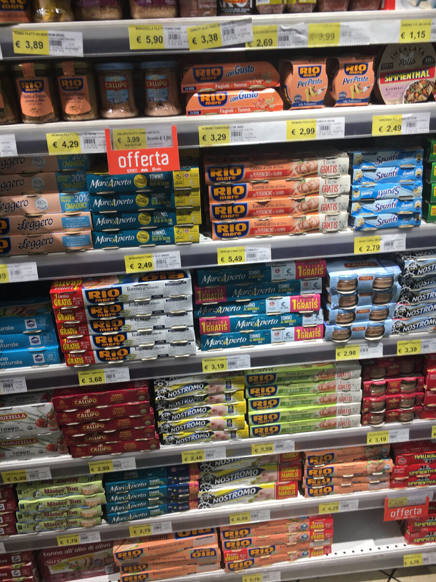 Разнообразие баночек с тунцом в местных магазинах (Фото автора) 