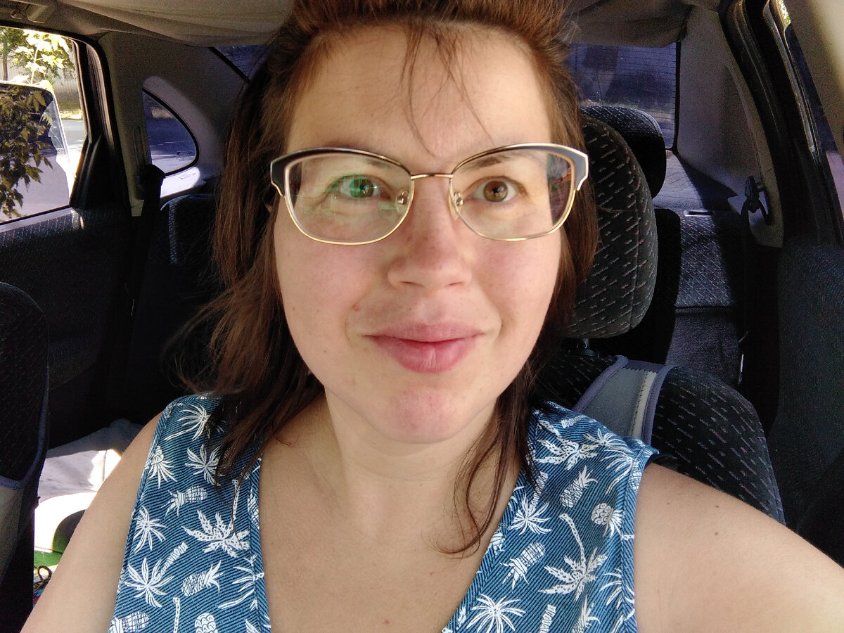 Нам, напомню, до райцентра пилить 80 км. Я уже основательно беременна. Но это мелочи, конечно. 