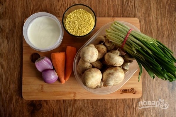 
Подготовьте нужные продукты. Овощи и грибы промойте и очистите.