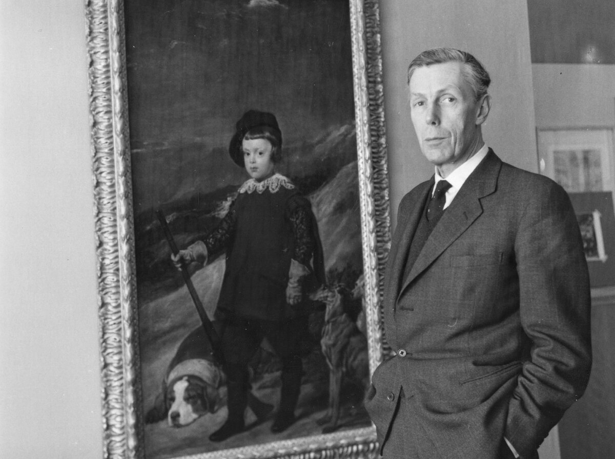 Сэр Энтони Фредерик Блант у портрета кисти Веласкеса в королевской картинной галерее. Лондон, 29 марта 1962 года. Источник: «Дилетант»