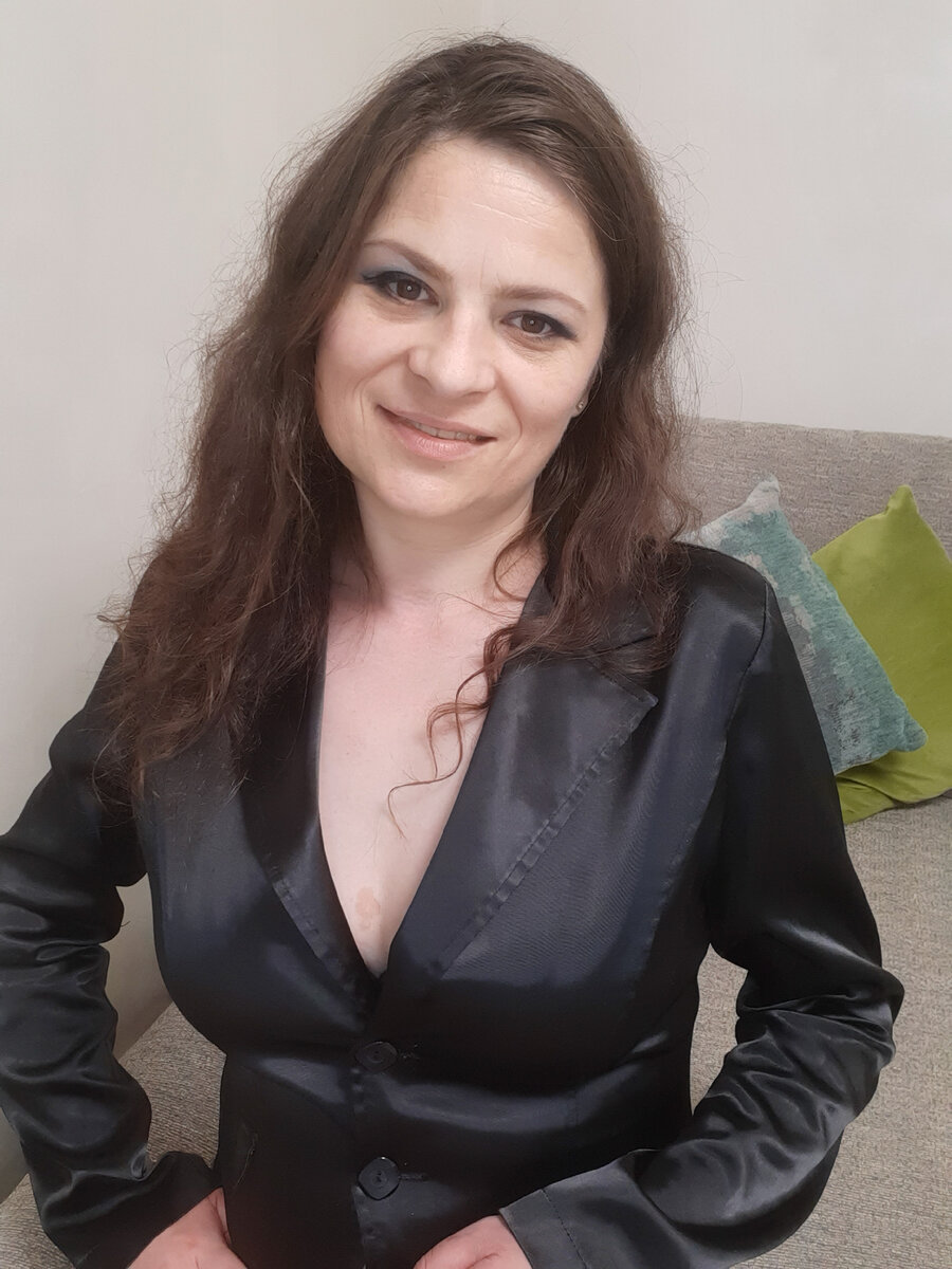 Крест расположен в центре грудины с левой стороны.