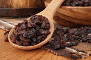 Изюм является необычайно популярным продуктом, поскольку имеет множество положительных качеств. Те дачники, которые имеют на своем участке виноградник, могут попробовать заготовить домашний изюм впрок, поскольку провести такую процедуру совсем не сложно. На текущее время имеется много различных методов заготовки таких сухофруктов. Готовый вкусный продукт можно будет использовать для приготовления компотов, выпечки и пр. Как высушить виноград в домашних условиях, узнаем далее в статье.
