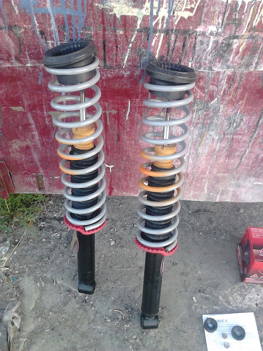 Задние стойки. Отбойники заметно короче чем спереди