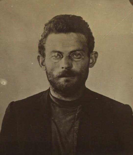 Харьковская федерация анархистов "Набат" легализировалась 12 декабря 1919-го, с возвращением красных. Вскоре был открыт клуб анархистов, восстановлено издательство и книжный магазин "Вольное братство". Заведующим клуба стал один из старейших в Украине анархистов - Ефим Ярчук, издательством руководил 25-летний Семен (Сеня) Флешин.