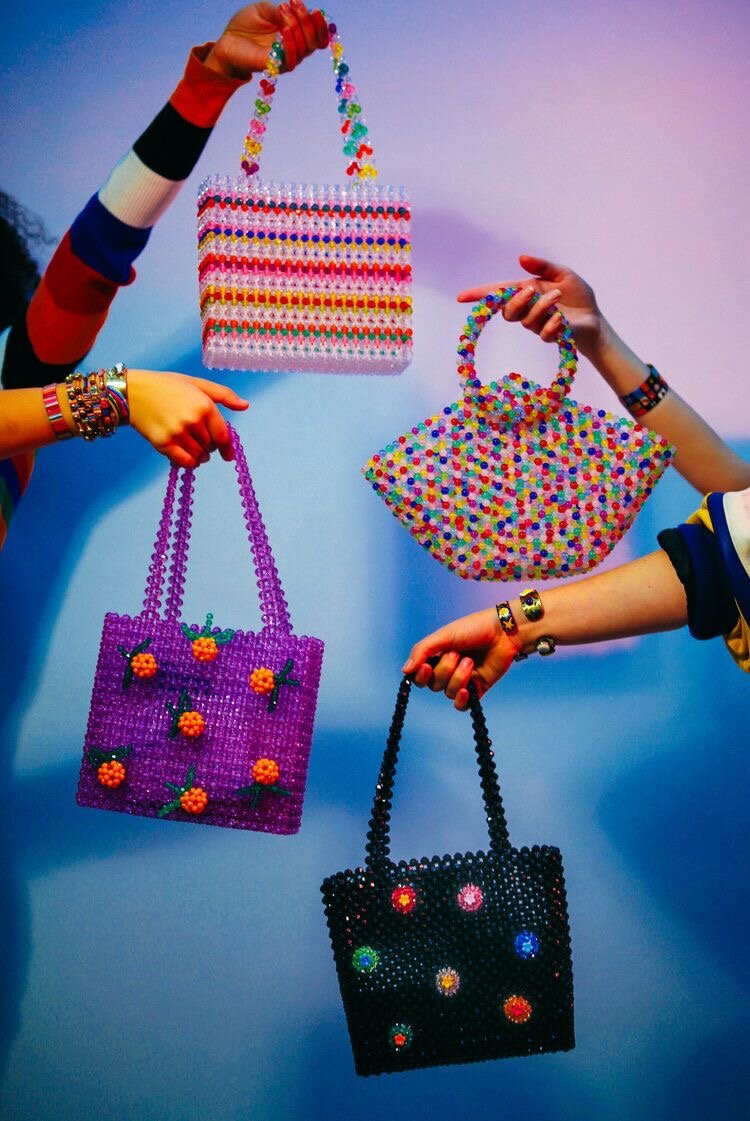 6 способов носить большую сумку и выглядеть модно — centerforstrategy.ru