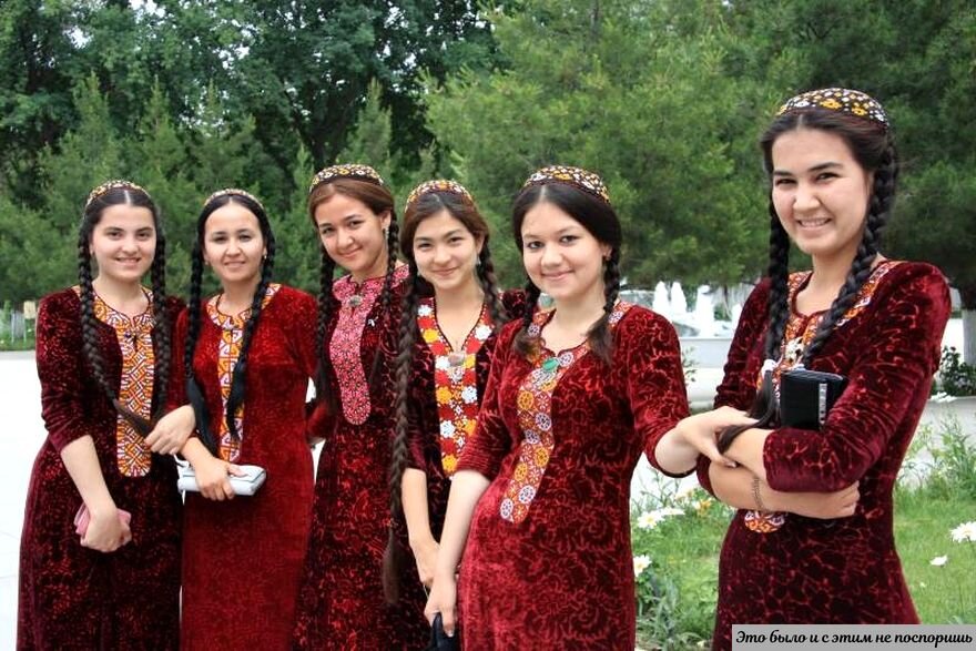 Туркменки. Источник – http://tomskw.ru/kak-zhivesh-turkmenistan.html/3-87 