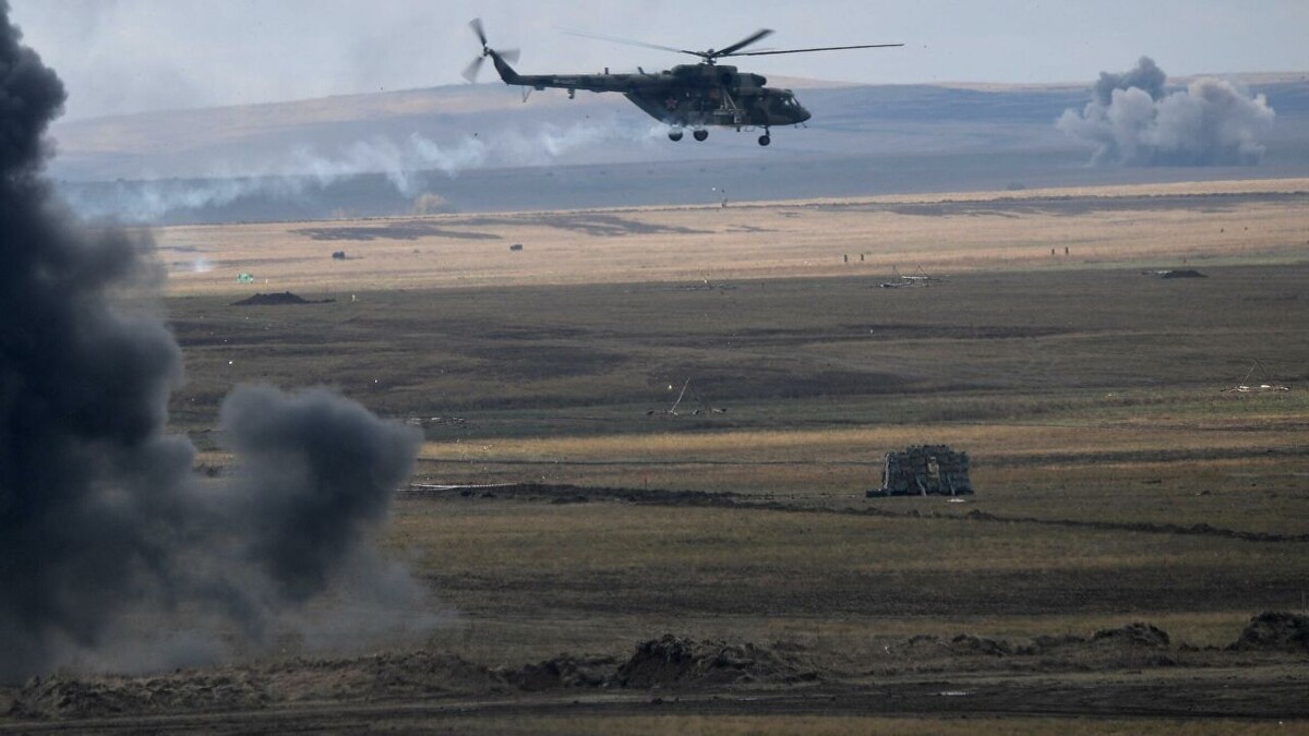  Сегодня примерно в 10:40 военный вертолет Государственной пограничной службы (ГПС) потерпел крушение при выполнении учебных полетов на авиационном полигоне "Гарагейбат" в Хызинском районе.
Как сообщает Day.Az, об этом говорится в совместной информации ГПС и Генеральной прокуратуры.
В результате крушения среди экипажа вертолета есть погибшие и раненые.
Руководство ГПС и Генеральной прокуратуры находятся на месте происшествия, проводятся совместные следственные мероприятия.