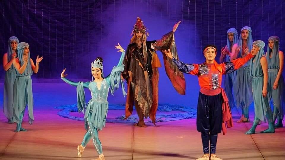 На фотографии премьер театра оперы и балета им. С. Айни Мухаммад Азимзода. 