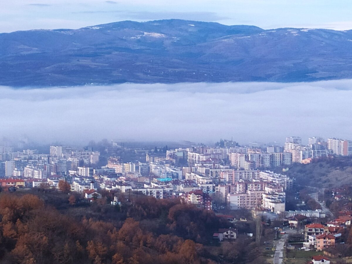 Такое вот у нас было в четверг небо :). Кусочками. Город на несколько часов просто укрыло вот такой пеленой... Потом прошло, пелена поднялась с небо и куда-то исчезла :)