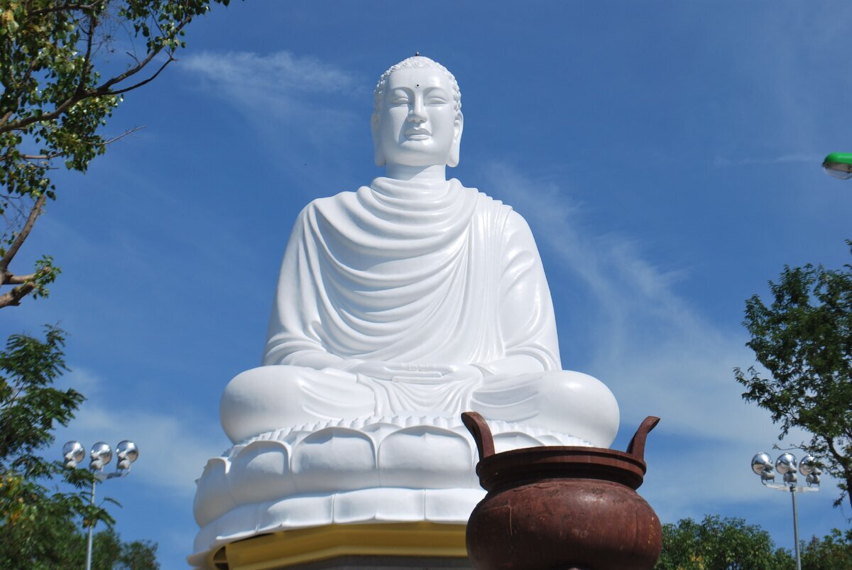 Где родился гаутама страна. Будда Сиддхартха Гаутама Шакьямуни. Будда Шакьямуни статуя. Бодхисаттва Будда Шакьямуни Гаутама. Статуя Будды во Вьетнаме.