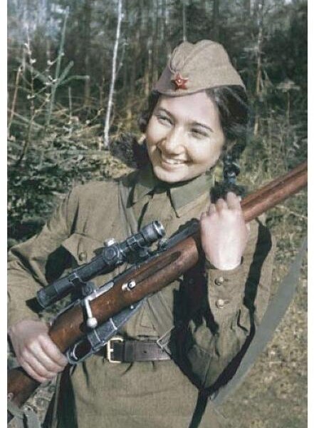 Это фото Зибы Ганиевой часто попадает в списки "топ-100 советских военных цветных фотографий, которые вы уж точно ещё не видели"