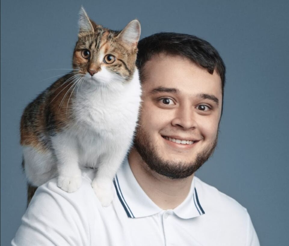 Баграт Агажанов и спасённая им кошка Софа, которая теперь живёт у него дома