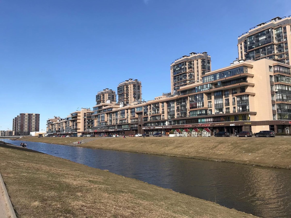 Петербург плюс. Город плюс Санкт-Петербург. Плюсы жить в Санкт Петербурге.