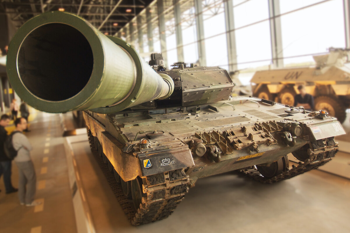  Первый танк спроектировал еще Леонардо Да Винчи. Но первые танки, которые применили на войне  изобрели британские инженеры. На вооружение их боевая машина поступила с именем "Марк 1".