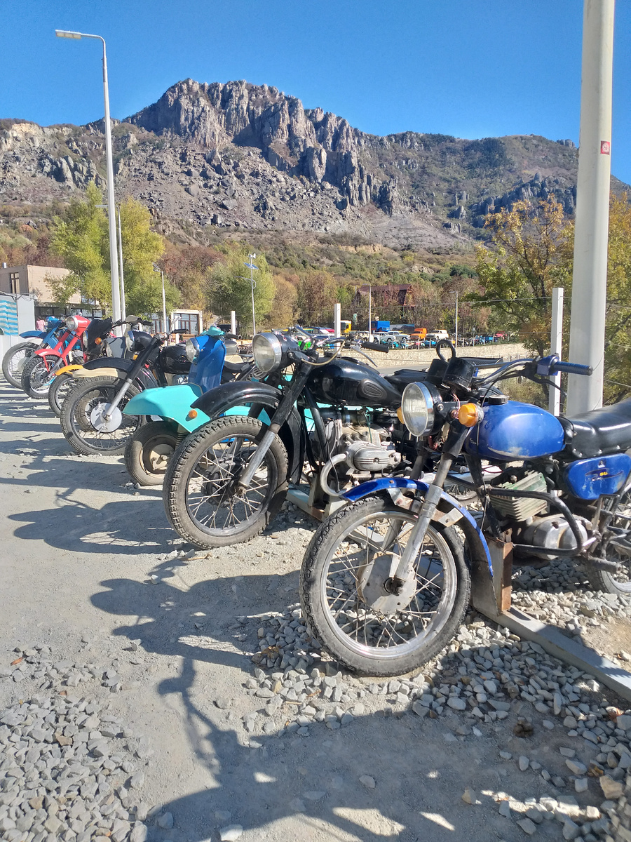 Сколько много техники, уходит в даль