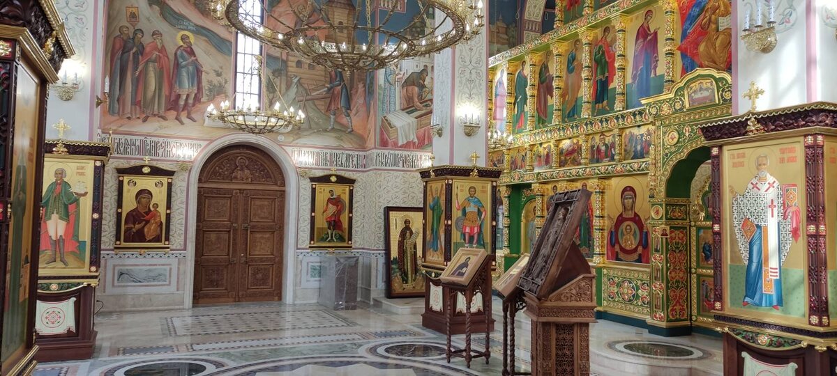 Интерьер храма св. блг. кн. Даниила Московского, г. Грозный. Работа мастерской "Палехский Иконостас"