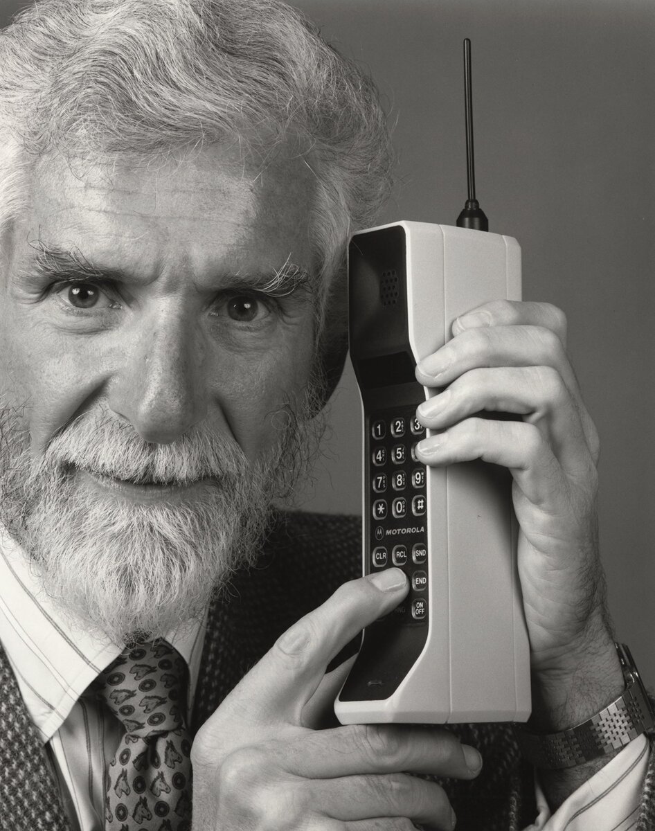 Первый сотовый телефон в мире фото