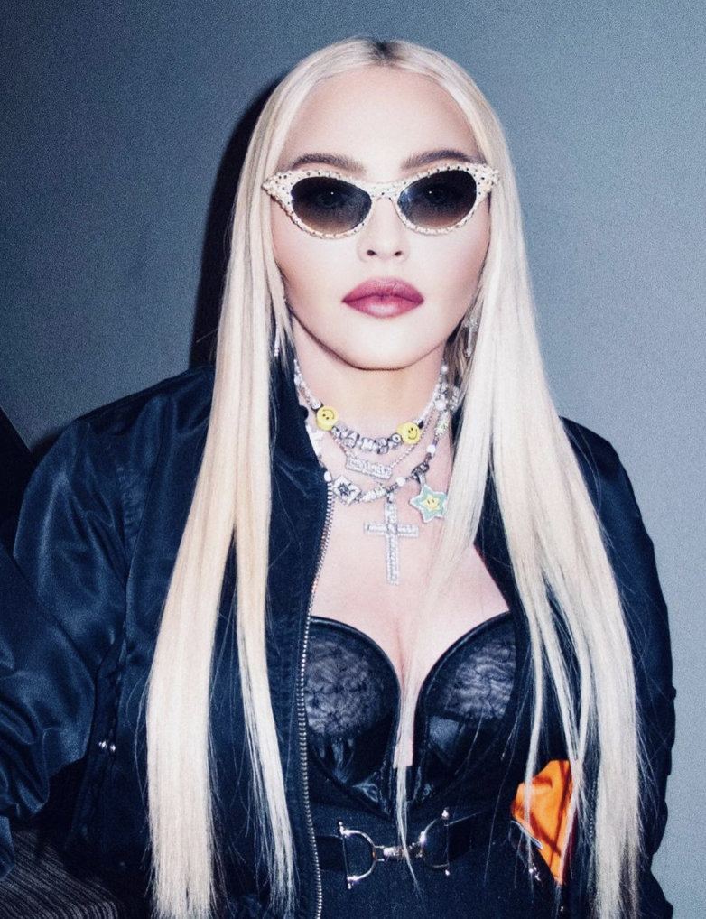 мадонна не просто поменяла внешность, но и стала одеваться более вызывающе.