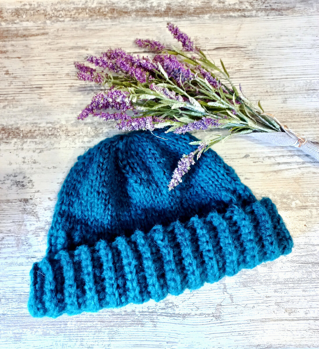 Вот такую простецкую шапку я связала. Из того что было... Резинка крючком, далее на спицах лицевыми петлями по кругу. 