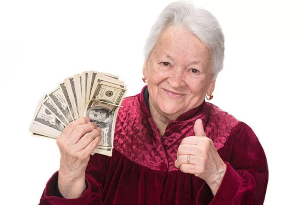 Пенсионерка т. Бабки деньги. Бабуля с деньгами. Пенсионерка с деньгами. Бабушка с деньгами в руках.