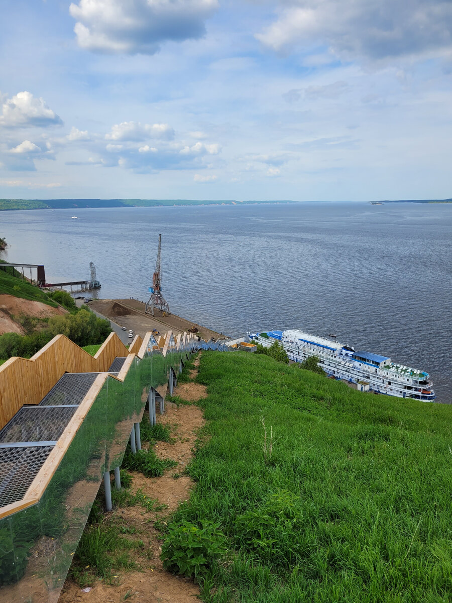 теплоход с туристами у пристани