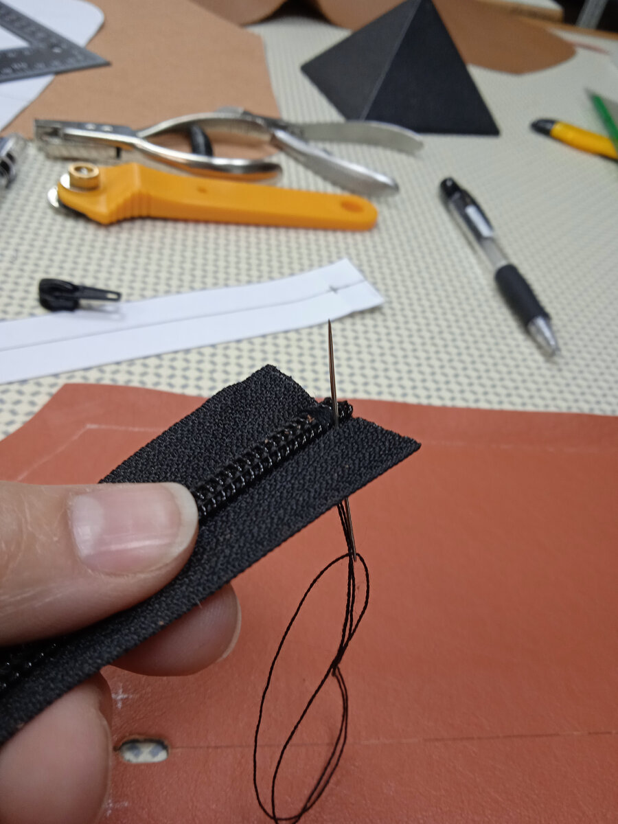 Концы молнии необходимо закрепить несколькими стежками