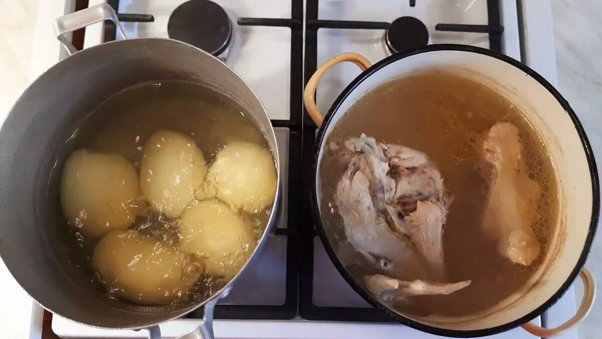 Отвариваем  до готовности картофель и куриное мясо. Картошку можно слегка не доварить, так как она дойдёт до готовности в духовке.