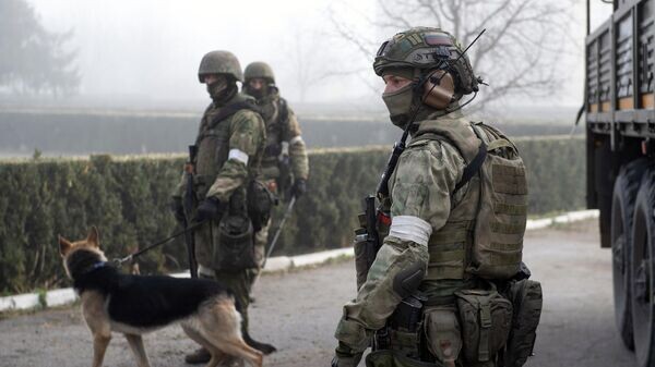   Сотрудники Росгвардии с собакой в Херсонской области© РИА Новости