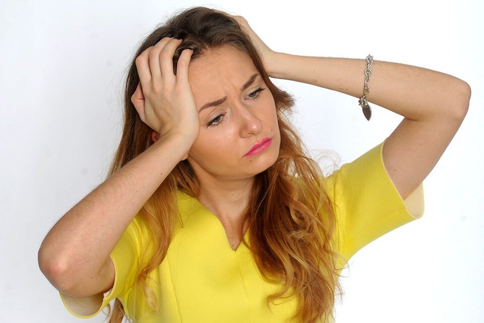     После перенесенного коронавируса могут начаться периодические головные боли. Иван МАКЕЕВ