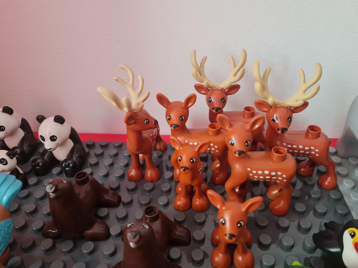 Модель биологического оазиса: ОЛЕНИ! Один - оригинал, а два запасных приехали из Китая, т.к. ребёнок отчаянно хотел оторвать оленю рога. Пришлось спрятать всех оленей на 2 года, запасные олени остались с рогами