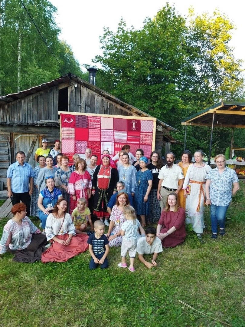 Общее фото участников на фоне совместно сотканного, а потом и совместно сшитого полотна. Здесь есть и мой фрагмент.