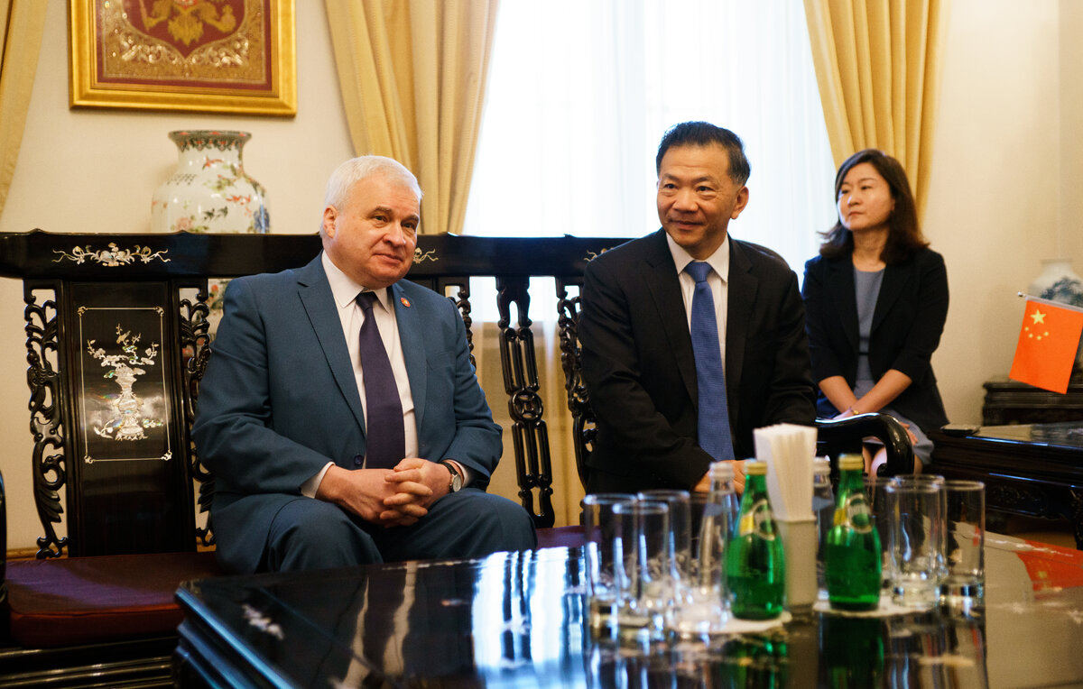    Посол РФ в Китае Андрей Денисов и директор Медиакорпорации Китая, заместитель заведующего Отделом пропаганды ЦК КПК Шэнь Хайсюн  Артем Иванов/ТАСС