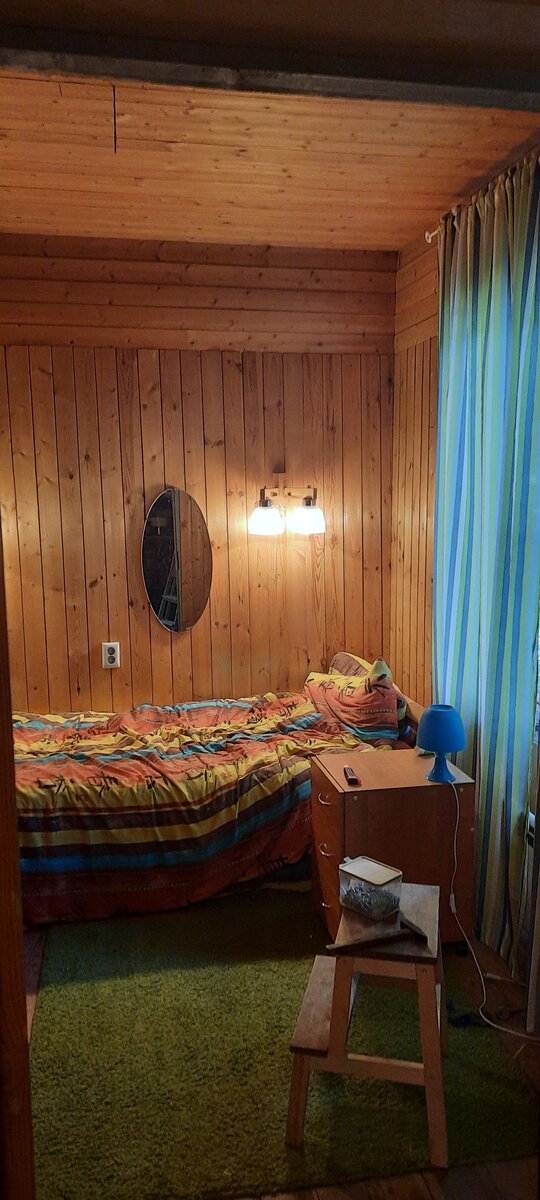 Когда заходишь внутрь, то создавалось впечатление, что ты находишься внутри старого деревянного ящика. Я пыталась как-то приукрасить это занавесками и постельным бельем "в цвет", но помогало мало. Фото автора.