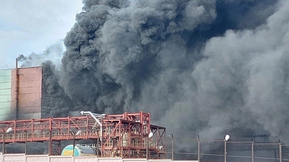     Борьба с огнем продолжается. Фото: vk.com/i.murmansk