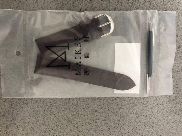    Классический ремешок идеально дополнит любой образ.