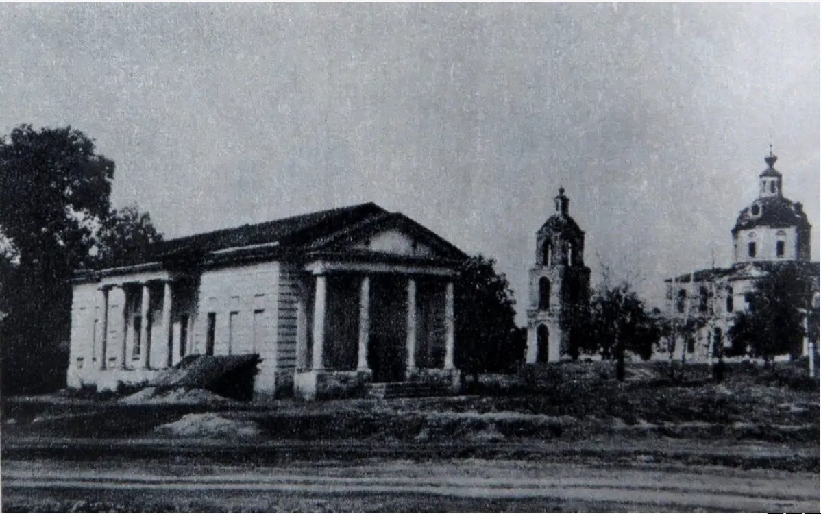 На переднем плане Церковь Николая Чудотворца .