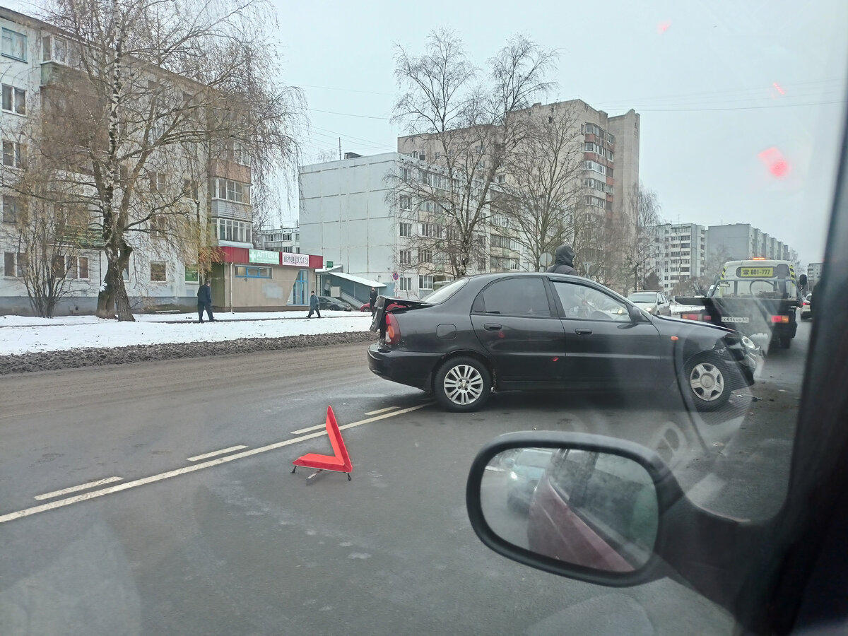 Ехал по встречной полосе, сворачивал налево. Не проскочил, теперь пробка. Даже если у него был знак, он бы ему не помог